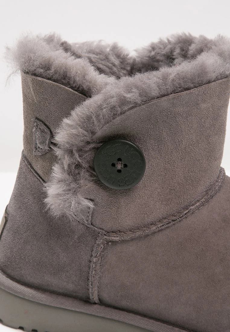 Ugg Mini Bailey Button - Korte Laarzen - Grey - Afbeelding 6