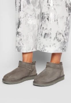 Ugg Classic Ultra - Korte Laarzen - Grey